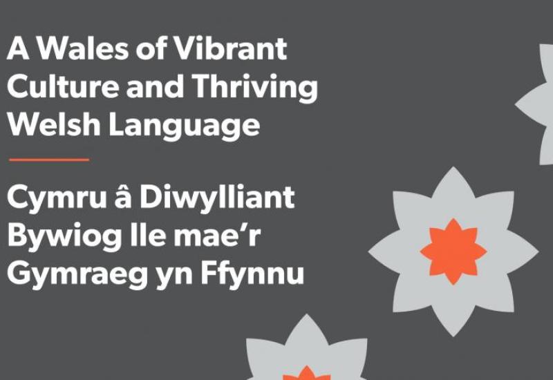 Testun teitl y dudalen gyda Chennin Pedr stylised yn lliwiau corfforaethol Archwilio Cymru, sef oren, gwyn a llwy
