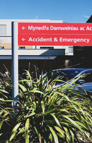 Arwydd A&E y tu allan i ysbyty.